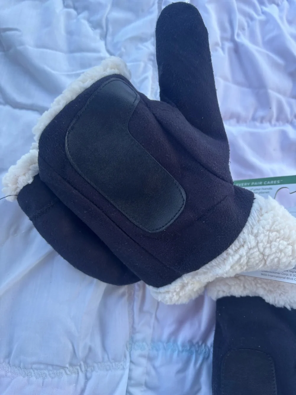 isotoner Black Mittens with Cream Sherpa Cuff - Picture 4 of 6